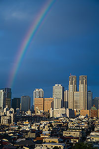 新宿高層ビル群と虹