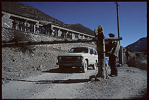 チベットのランクル80とコダクロームKR