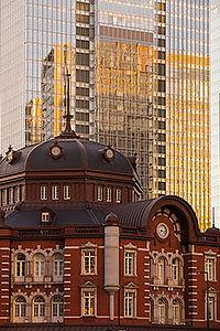 ビルのリフレクションに照らされた東京駅