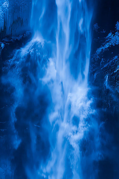 雪化粧した華厳の滝にてイメージ写真撮影