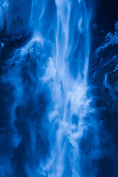 雪化粧した華厳の滝にてイメージ写真撮影